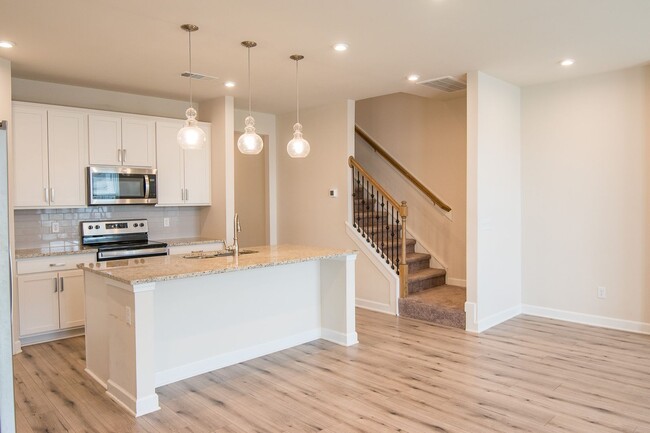 Building Photo - Beautiful Gallatin Townhome w/ Appliances!