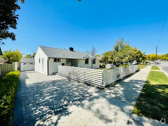 Building Photo - 2405 Jolley Dr