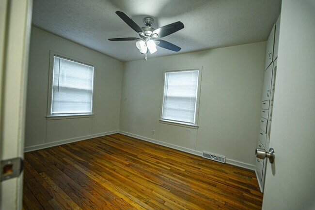 Building Photo - 1218 N Crestway St