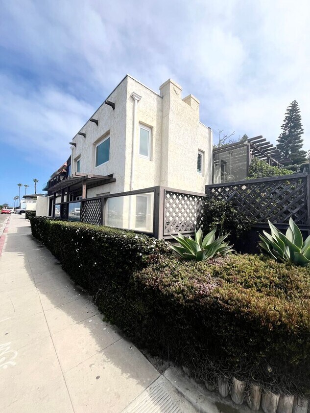 Primary Photo - LOCATION! 1 BD / 1 BA + Bonus room Across ...