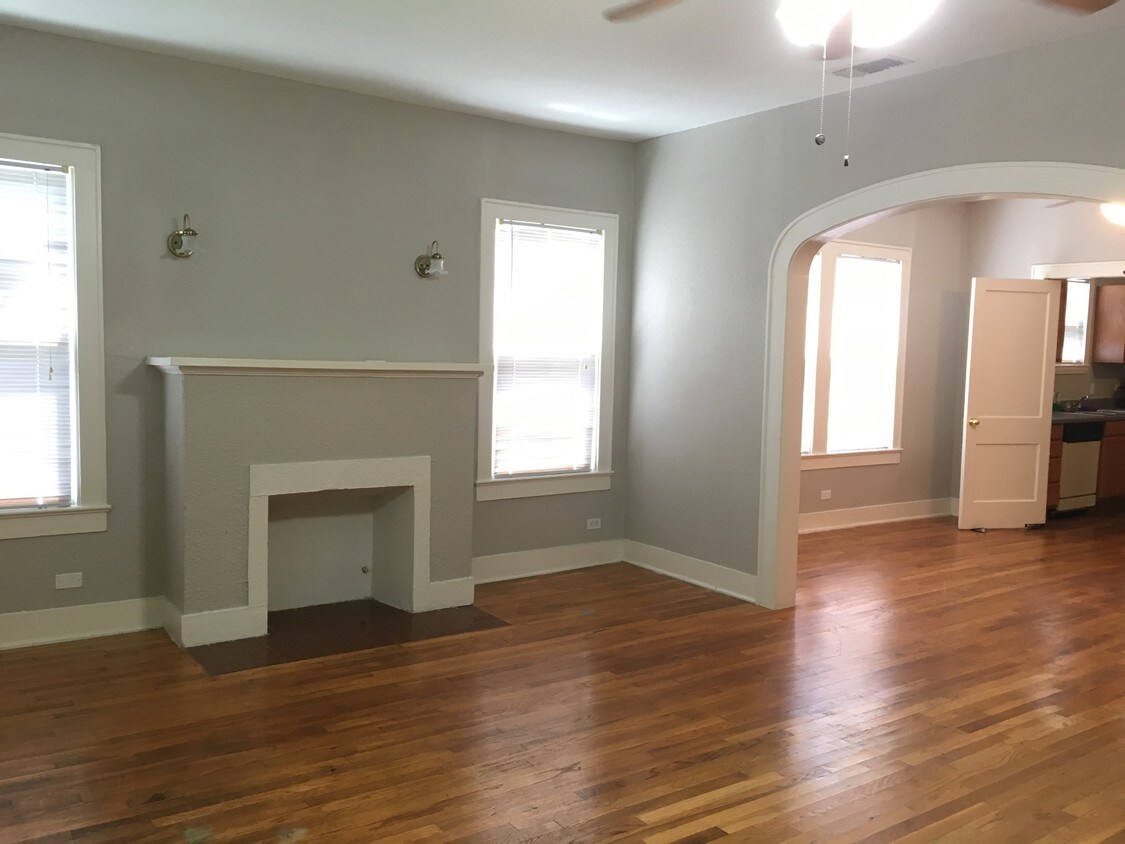 Primary Photo - 715 E Elmira St