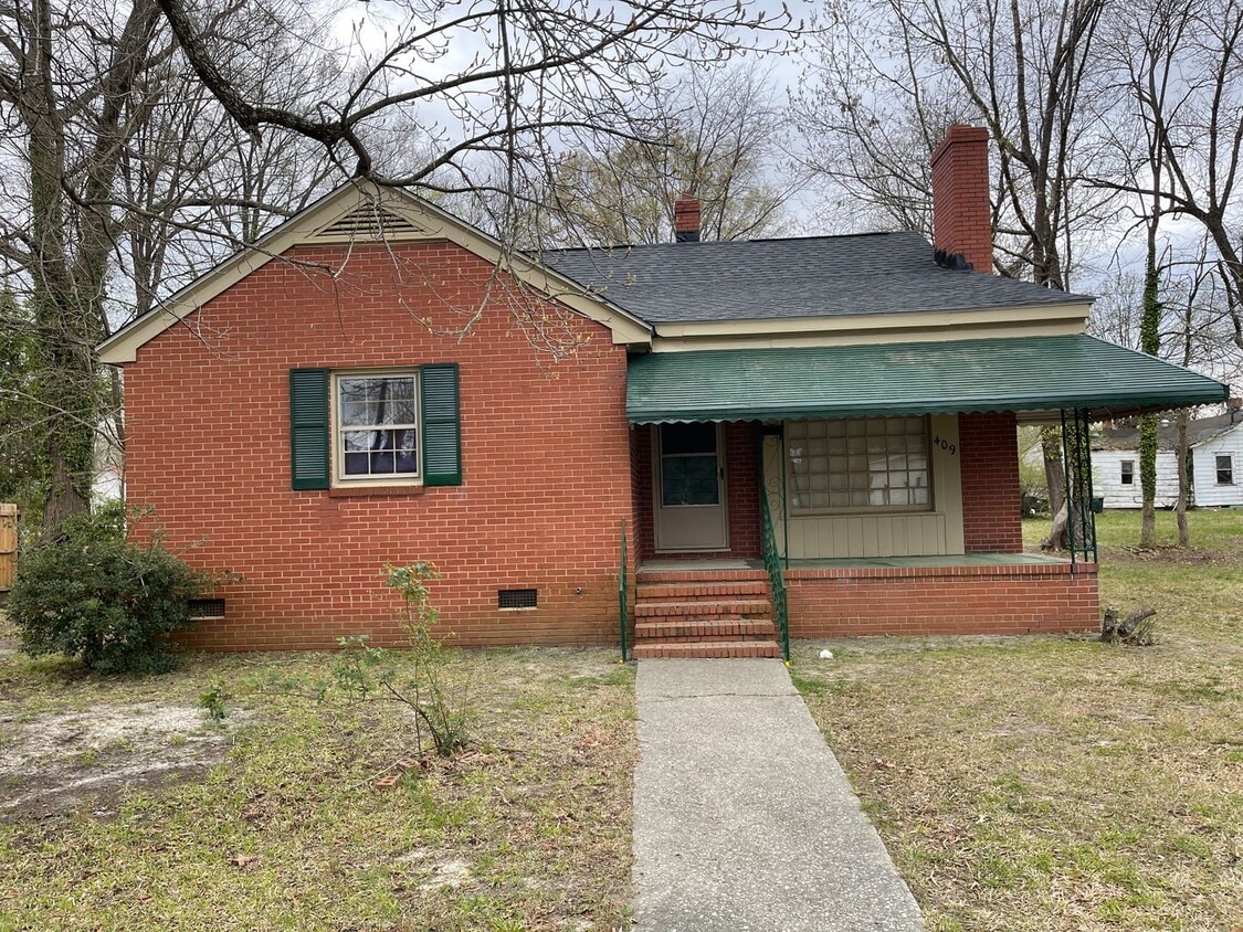 Primary Photo - 3 Bedroom House - Excellent value for Bric...