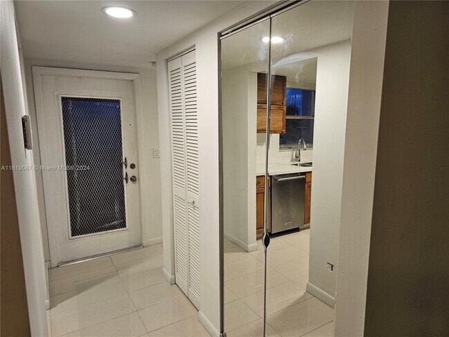 Foto del edificio - 6850 Royal Palm Blvd