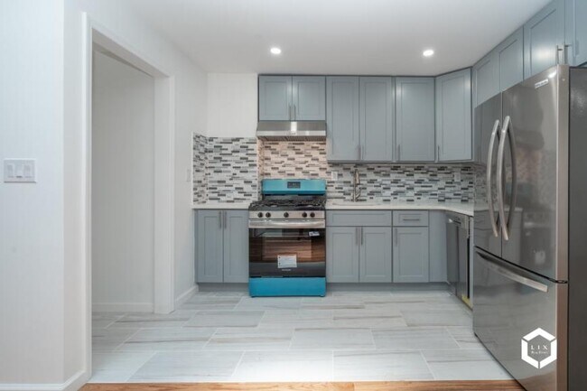 Foto del edificio - 3 bedroom in JAMAICA NY 11433