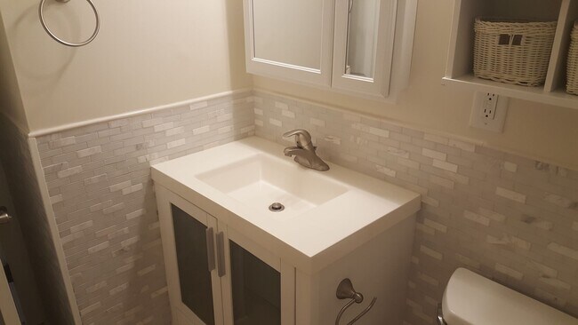 Building Photo - Beautiful 1 Bedroom Condo Centrally Locate...
