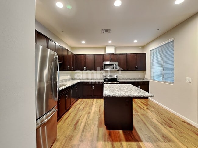Foto del edificio - 20785 W Maiden Ln
