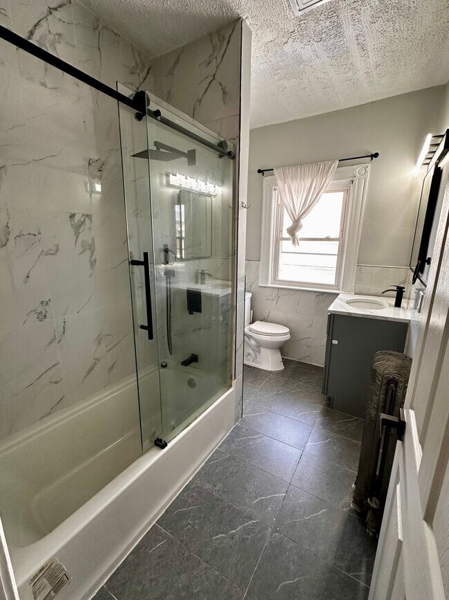 Foto del edificio - Spacious 3 bed/1 bath off of Broadway!