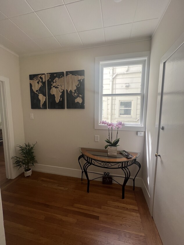 Primary Photo - 939 Oak St