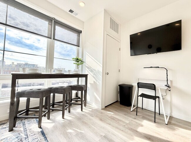 Building Photo - 501 N Perth St