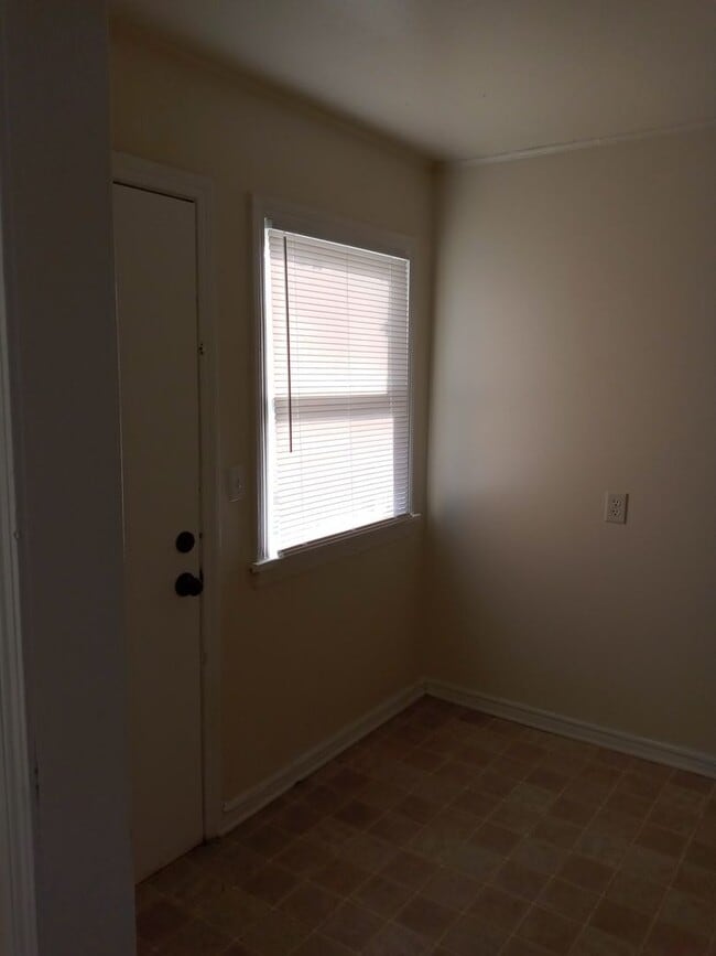 Building Photo - Nice 1 bed, 1 bath Duplex
