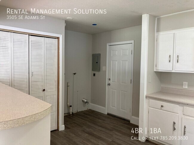 Building Photo - 3505 SE Adams St- 4 BED/1 BATH