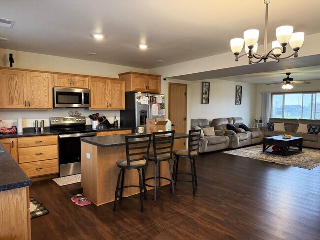 Building Photo - 4 Bedroom Duplex for Rent