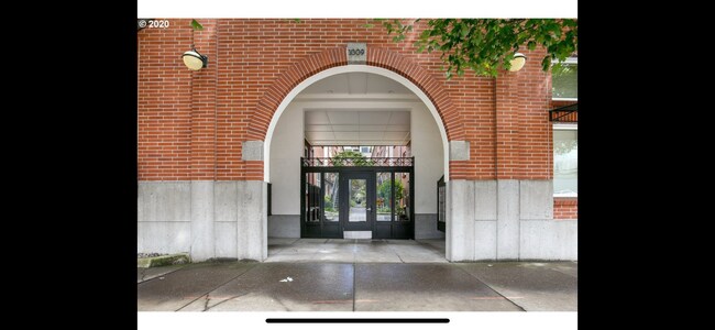 Entrance to building - 1009 NW Hoyt St
