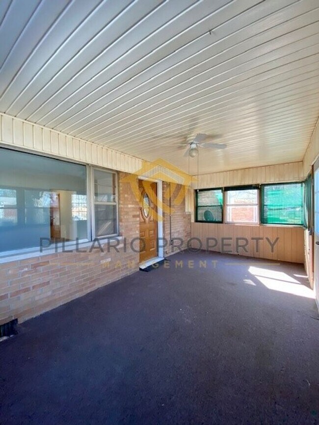 Foto del edificio - Close to UIndy, Carson Heights, 4 Bedroom/2 Bathroom Ranch Home with Workshop Available NOW!
