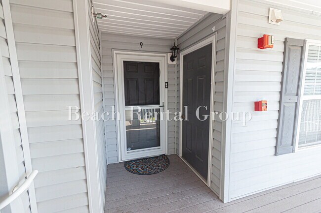 Building Photo - End Unit with Screened Balcony