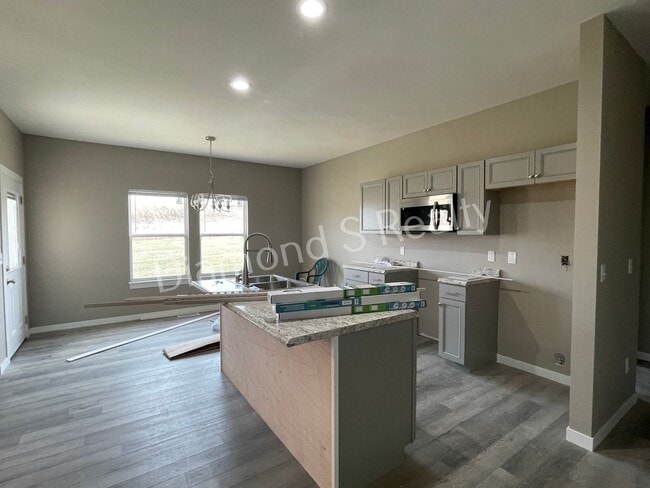 Foto del edificio - 4 Bedroom Home Available Early February - Great Neighborhood & Ozark Schools!