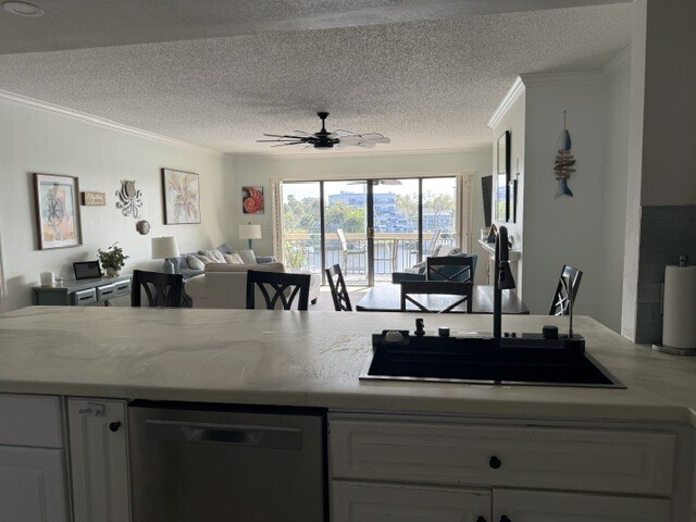 La cocina es ideal para recibir invitados. - 2220 Front St