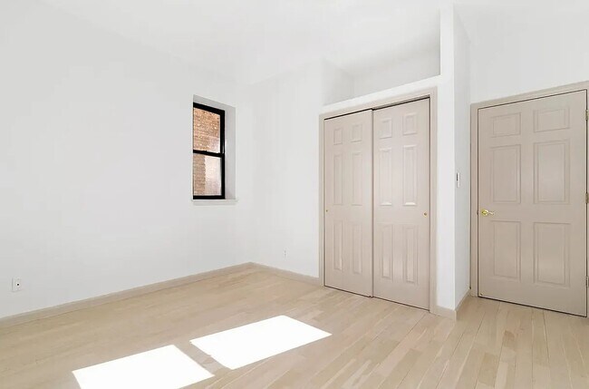 Foto del edificio - 316 West 51st Street