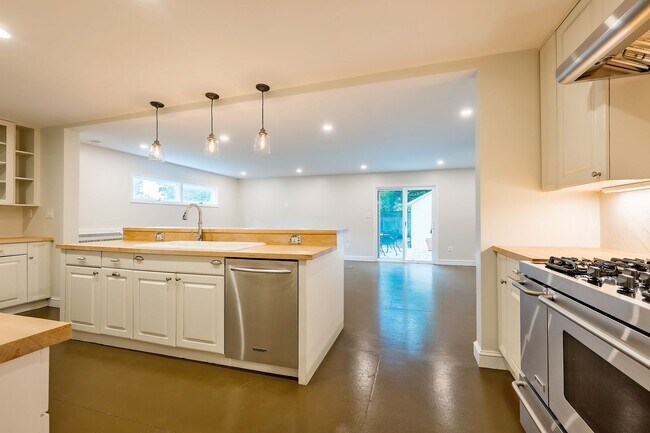 Foto del edificio - Classic Chevy Chase Charm in NW DC Availab...