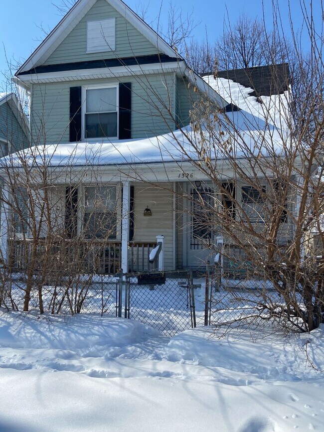 Building Photo - Large house