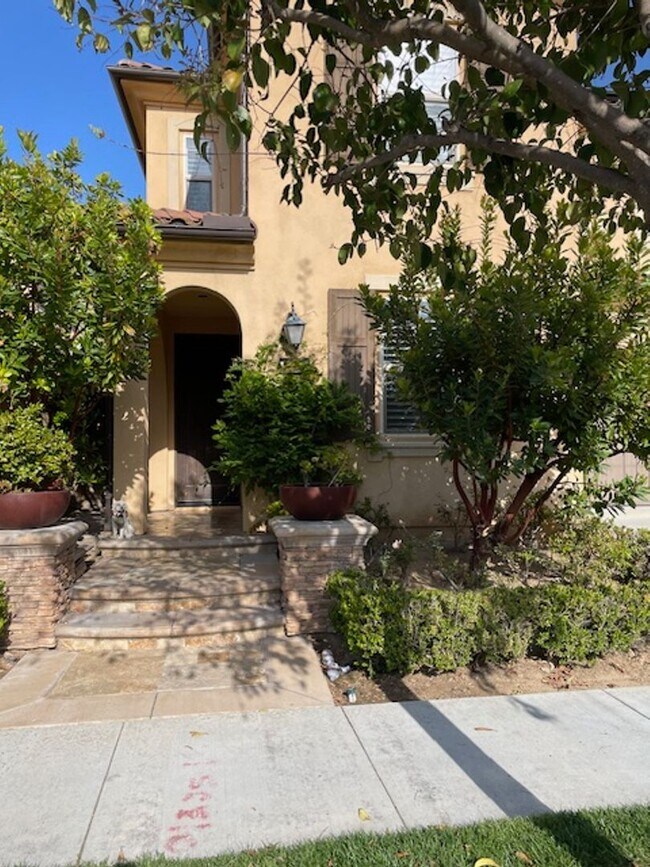 Building Photo - Newer home In Irvine with Theater Room