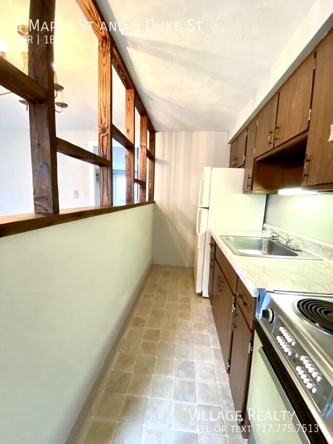 Building Photo - Few steps! Cozy end-unit 1-Bed apartment w...