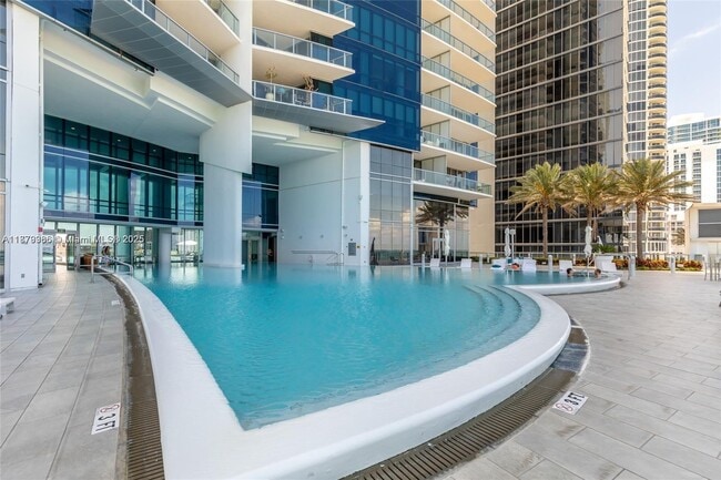 Foto del edificio - 17121 Collins Ave