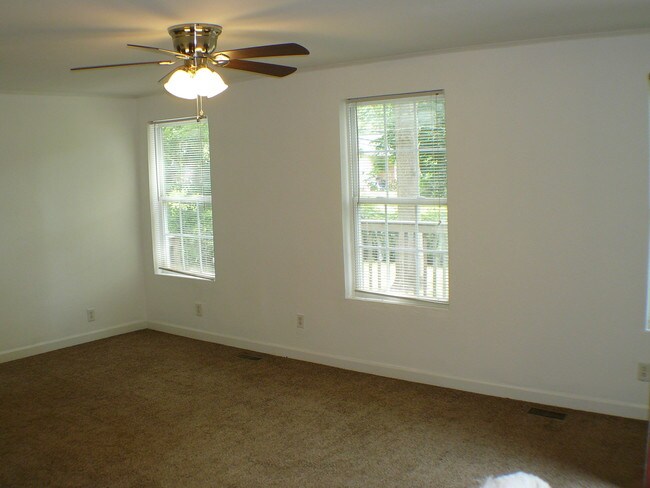 Building Photo - 810 Echo Glen Rd