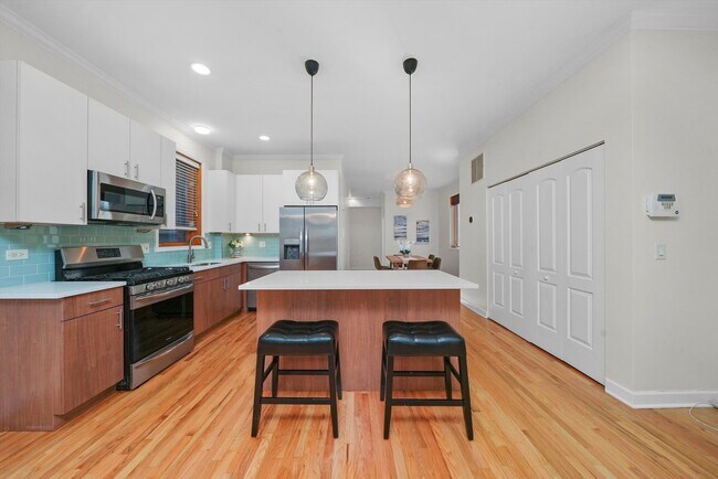 Foto del edificio - 1057 N Marshfield Ave