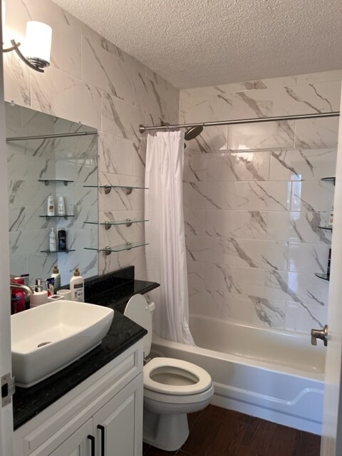 Baño recientemente renovado con azulejos, inodoro, granito y lavabo nuevos. - 440 N Wabash Ave