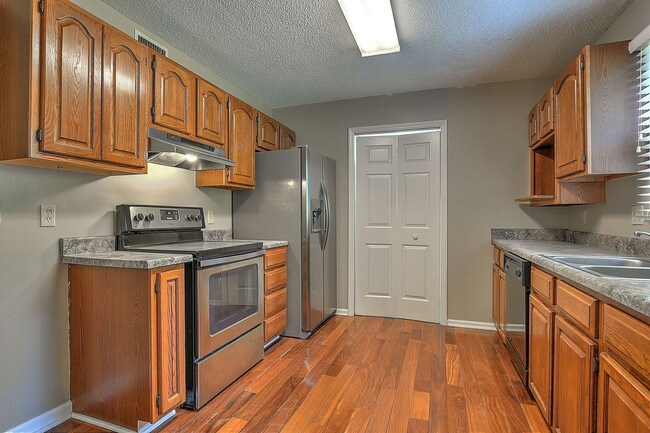 Building Photo - 206 Windridge Colony