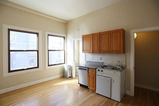 Foto del edificio - OPEN HOUSE: Tuesday (3/10) 5:30pm-6:00pm. Renovated studio in Central Richmond, H/W Floors, Share...