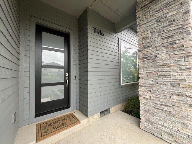 Building Photo - Bethany Beauty with Gourmet Kitchen, Media...