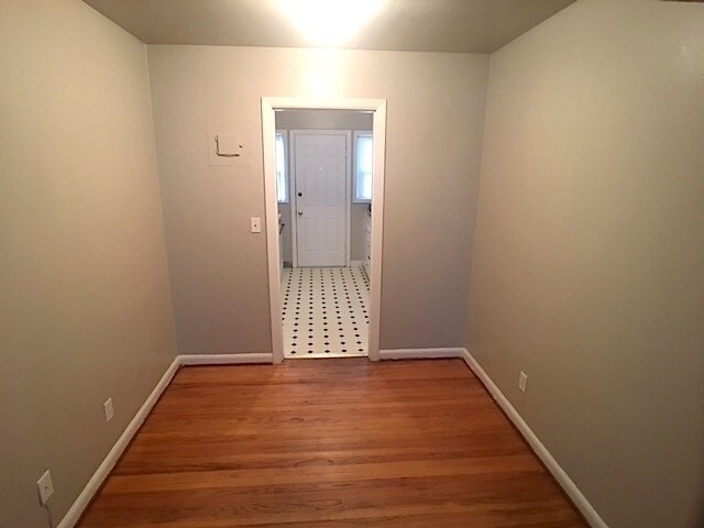 Building Photo - Hardwood Floors, Free Wi-Fi, Pet friendly!
