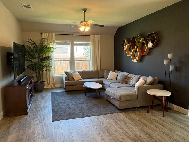Foto del edificio - 1031 Pitch Pine St