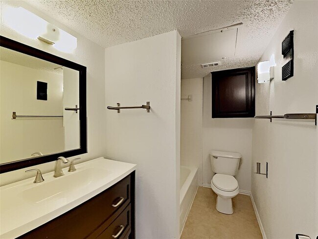 Foto del edificio - 13215 Emily Rd