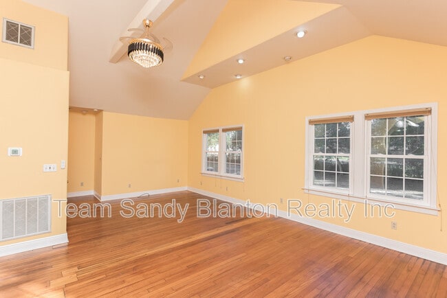 Building Photo - 418 Vancouver St