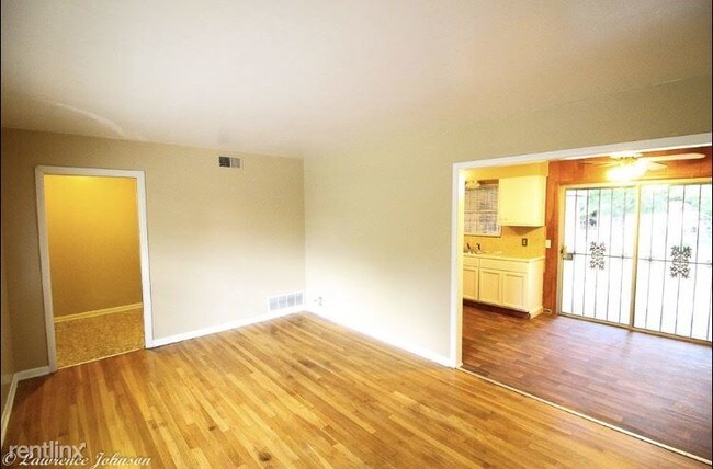 Foto del edificio - 5010 Stoneleigh Dr