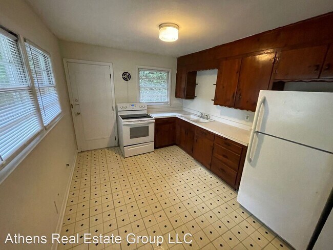 Foto del edificio - 2 br, 1 bath House - 353 Morton Avenue