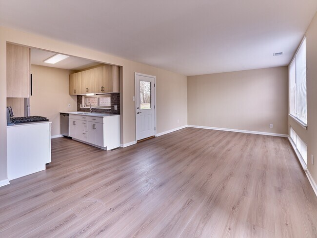 Casa de concepto abierto de 2 habitaciones y 1,5 baños con 989 pies cuadrados, acabados de cocina modernos y una amplia sala de estar llena de luz natural. - North Crossing