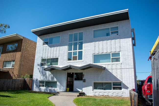 Building Photo - 1711 Mount Royal Apartments