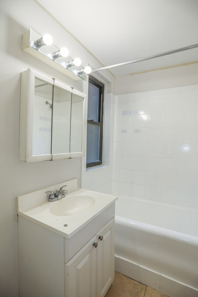 Building Photo - 5210 S Woodlawn Ave