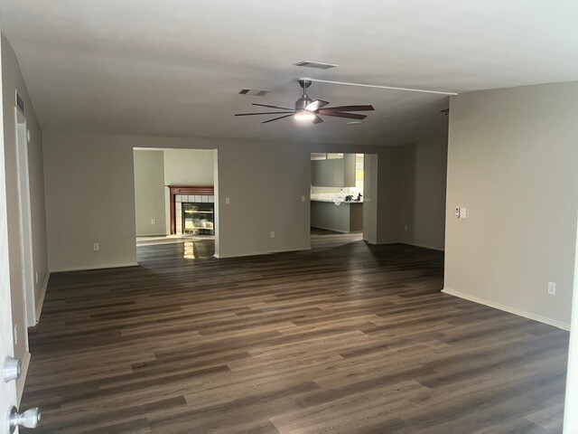 Sala de estar - 65 Whisper Way