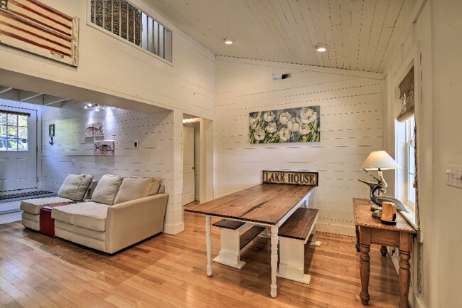 Foto del edificio - 7073 Waterview Ln