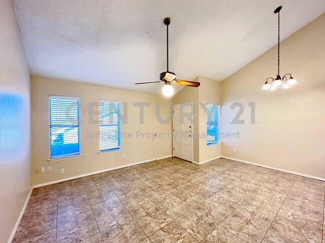 Building Photo - Adorable 2/1.5 Duplex in Weatherford For Rent!