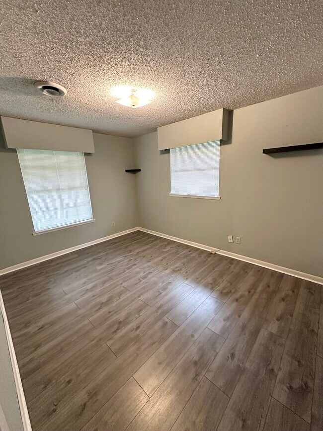 Building Photo - 124 Emerite Dr