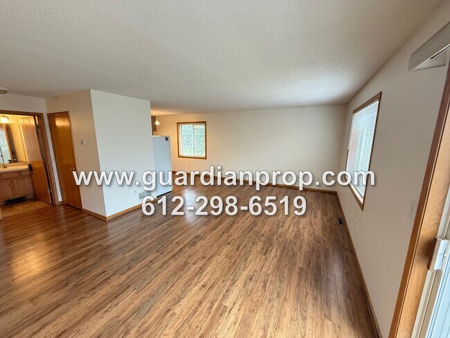 Foto del edificio - End Unit Townhouse Available Now, Updated ...