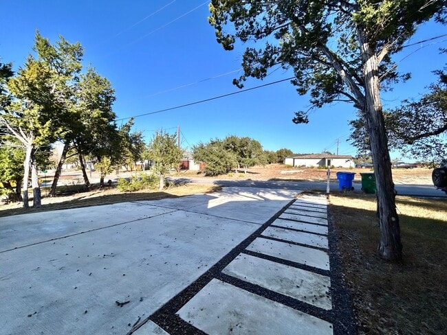 Foto del edificio - Charming 4/BR 2/BA Home with 2-Car Garage and Private Fenced Backyard