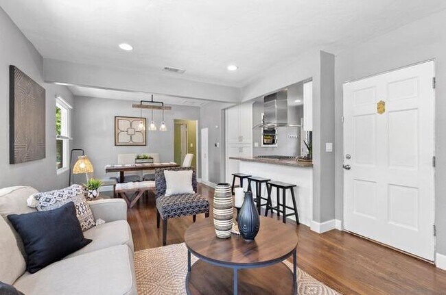 Foto del edificio - 4899 Circle Dr