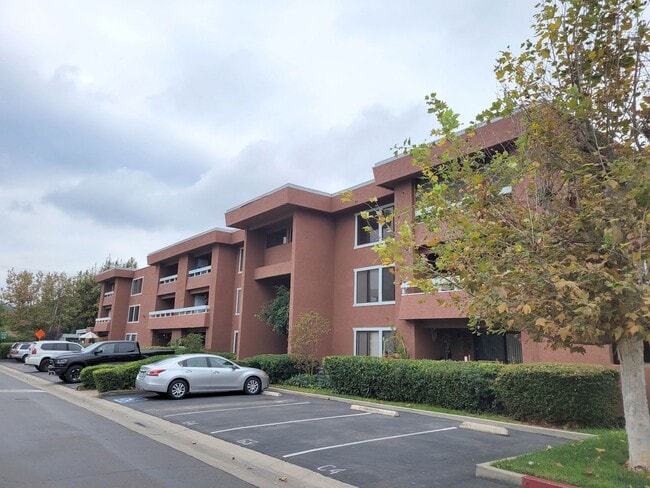 Foto del edificio - 2 bed/ 1 bath with a BIG Backyard in Escondido!! AVAILABLE NOW!!